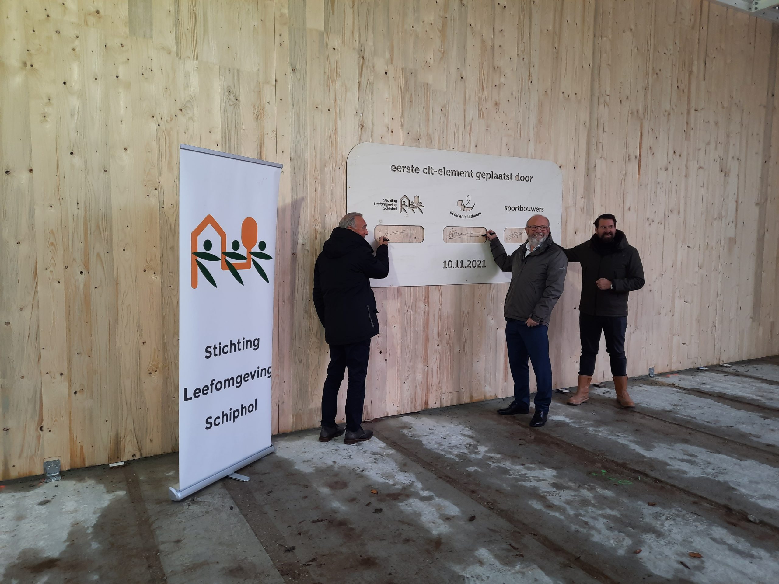 Wethouder Hazen signeert eerste CLT-element MFA Zijdelwaard