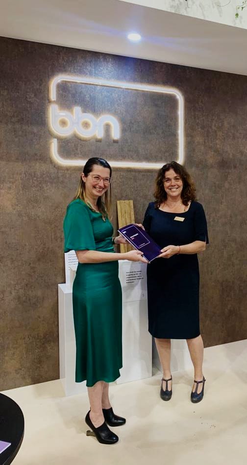 Annemarie van Doorn (DGBC) ontvangt Jaarverslag Duurzaamheid van bbn